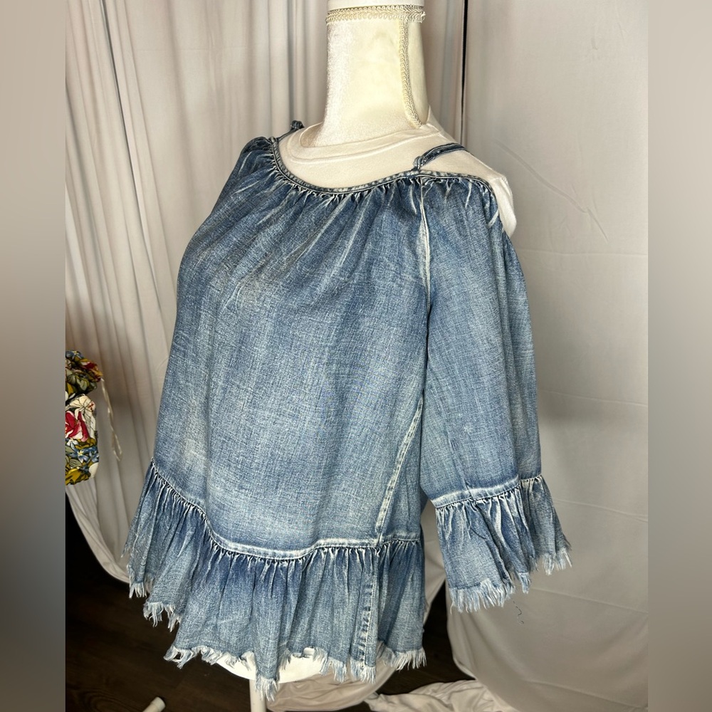 M by My Michelle Chambray Denim Ruffle Tunic Top – Size M